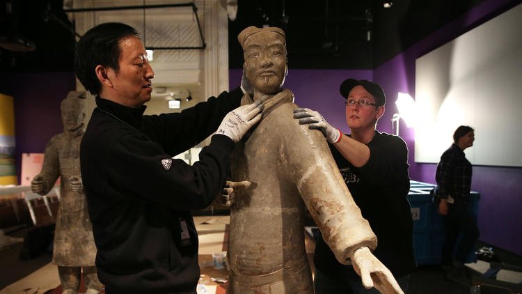 StevenKJohnson's tweet image. Unboxing the archer: Backstage at the Field for the forklifting of a terracotta warrior chicagotribune.com/entertainment/…