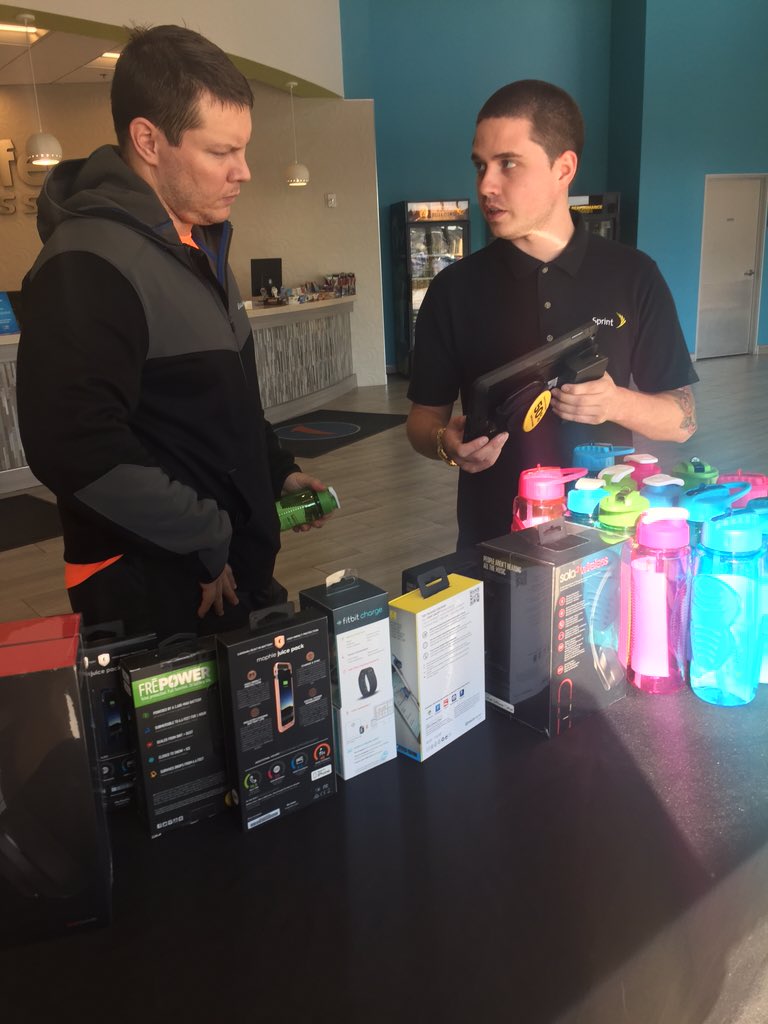 Spreading the word about the #sprint #save50percent offer @ OneLife Fitness <a href="/hbaker077/">Heather B</a> @BkHedl1 @sprintNEarea