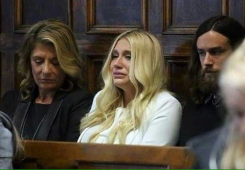 freakowiak's tweet image. this picture is heartbreaking, it's heartbreaking to live in a world where rape is not punished #FreeKesha