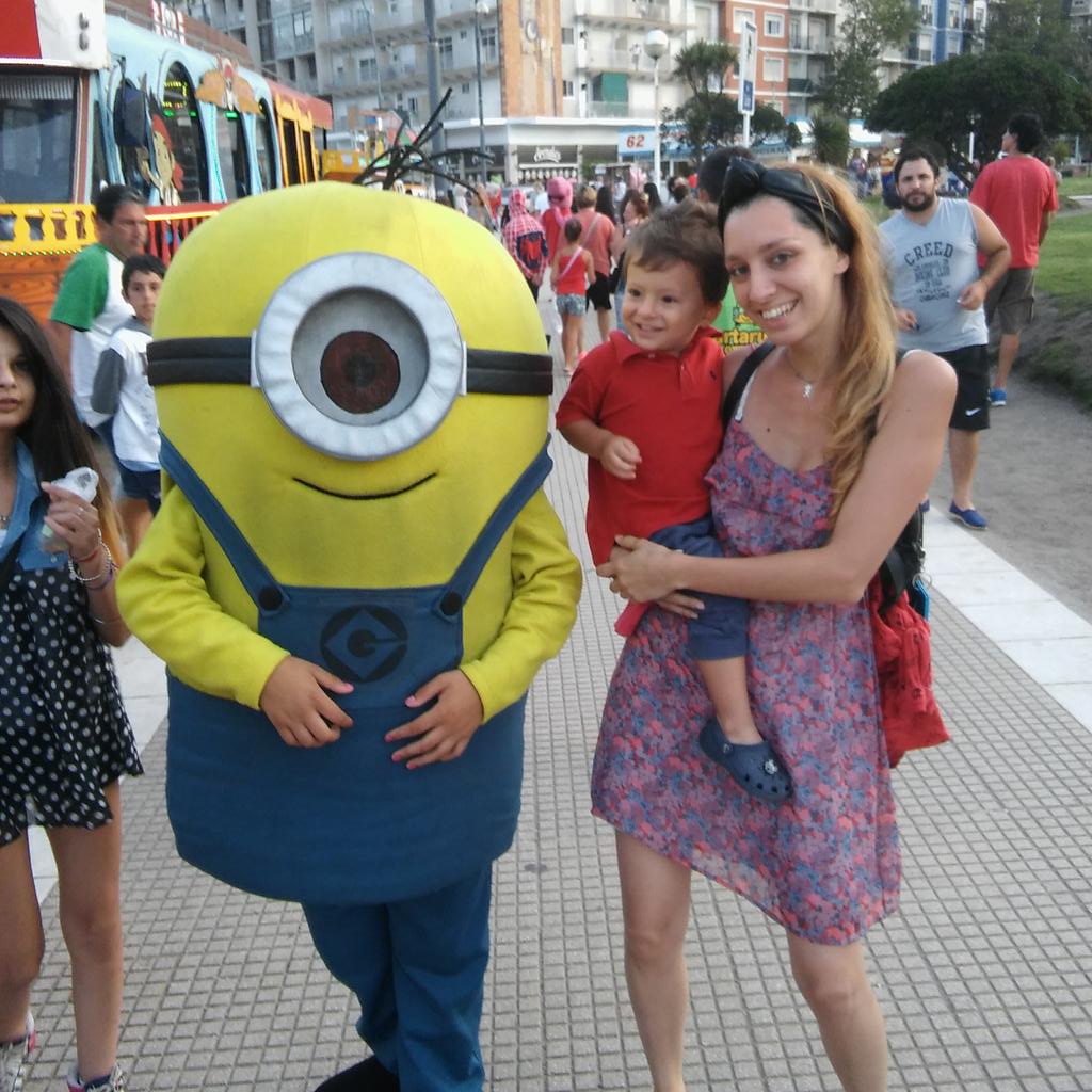 bere_pum's tweet photo. @pipocmc la cara de felicidad por tener tan cerca al minion jaja https://t.co/l53B3mYXkr