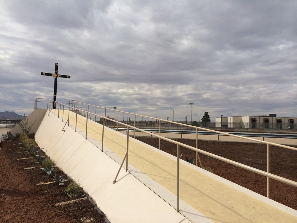 MeghanKFOX_CBS's tweet photo. The ramp Pope Francis went up to bless the Rio Grande and El Paso. @KFOX14 @CBS4Local #PopeInJuarez https://t.co/cOBHe1RVLO