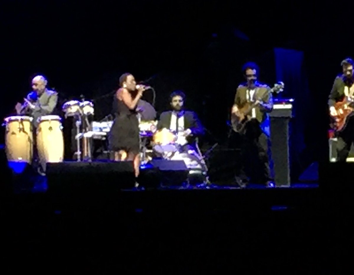 NewYorkInsider's tweet photo. Loving @sharonjones and @The _DapKings, warming things up at #HallandOatesMSG #soul motown @JohnOates @halloates https://t.co/qzPAOGNrlq