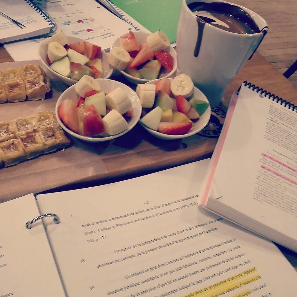 SuitsLawSchool's tweet photo. @SuitsLawSchool, Chocolate, saving the day once again #midterms #lawschoolproblems #noslee… https://t.co/ZMQ6YUOSsy https://t.co/SHjs68yOmP
