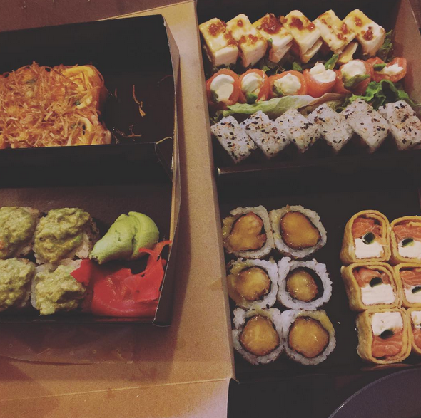 TeoGorki_Caps's tweet photo. Sushi🍣+Ella 👩= Noche Perfecta ❤ https://t.co/6NH85P6dSf