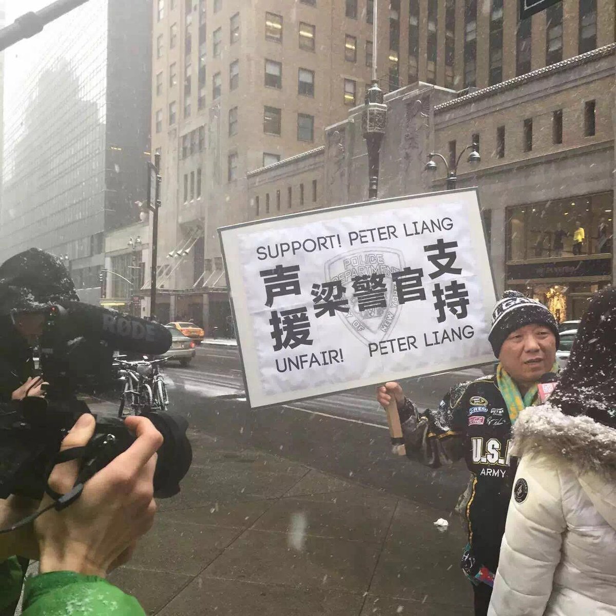 xiaofan19454's tweet photo. One man's protest: comedian Brother Cui protested the unfair trial of NYPD cop Peter Liang in New York. @Chunyan_Li https://t.co/yK9JTopGh3
