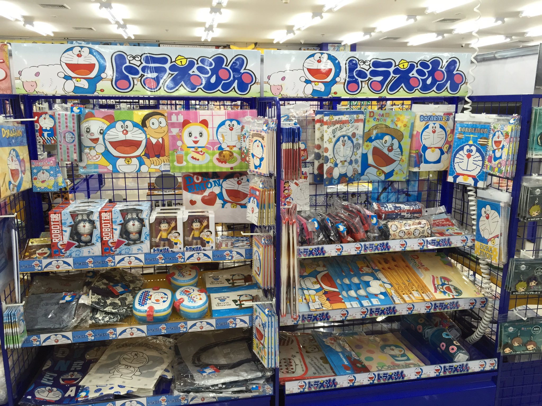 副 店長 Youtubeチャンネルはじめました アニメイトバンコク店は家族連れの方々のご来店も多いので 他のアニメイトには見られない ドラえもん コーナーがございます ノ お弁当箱などバックなど可愛いいグッズが目白押しです 副 店長 Youtubeチャンネルはじめました アニメイトバンコク店は家族連れの方々のご来店も多いので 他のアニメイトには見られない ドラえもん コーナーがございます ノ お弁当箱などバックなど可愛いいグッズが目白押しです