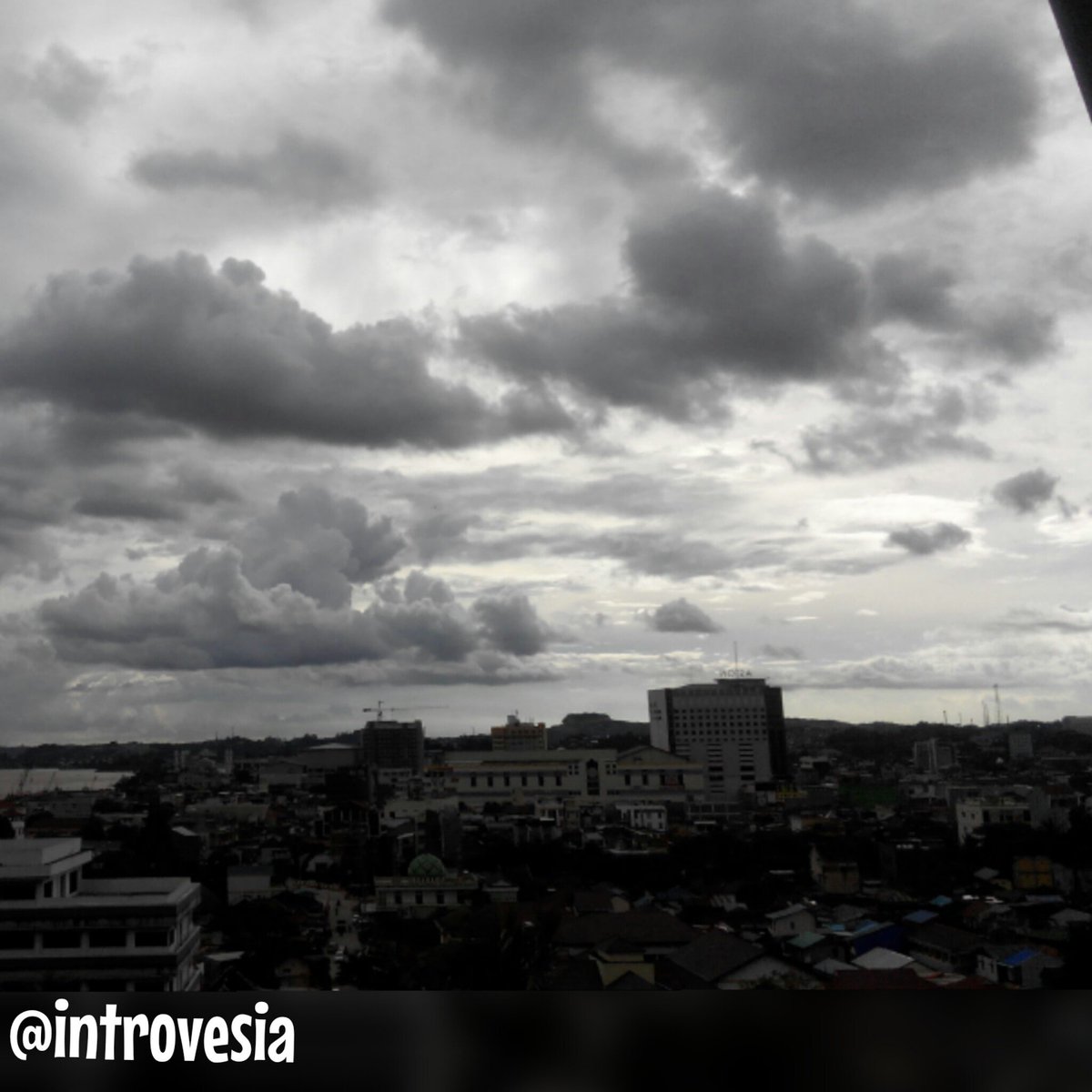 Introvesia's tweet photo. #Sungai #Dama #Samarinda

#sky #nature #cloudy #photography #introvert #Mahakam #gray #creative #nofilter https://t.co/WXXbAxDhGu