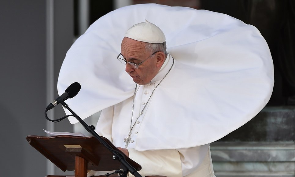 Benanning's tweet photo. @TheLastLeg the Pope can spit venom up too 25ft when fighting its main prey the Too-legged Trump Tit! #PopePunch https://t.co/hSyDEnFrSD