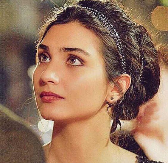 FlyPaparazzi's tweet photo. Tuba Büyüküstün ödüle doymuyor https://t.co/9GIoprPiAg #tubabüyüküstün #tubabuyukstun #KaraParaAskEnLatina https://t.co/yBOOMvvcbP
