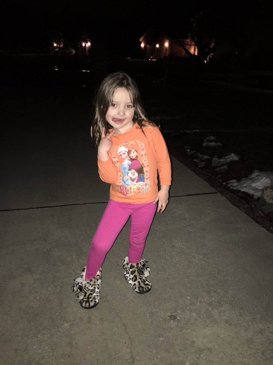 kelsandkalli's tweet photo. My sis in the dark https://t.co/YvmIzUBMdg