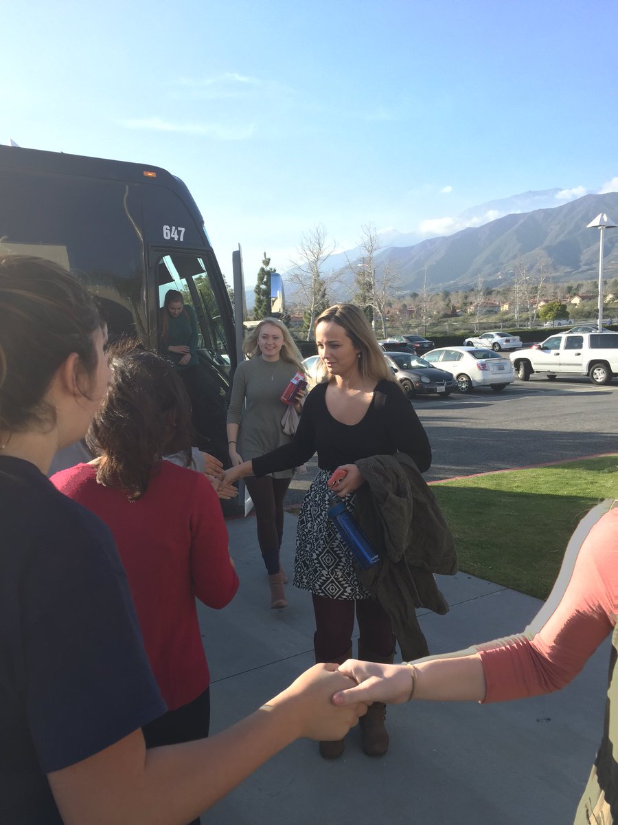 AugieSings's tweet photo. The choir has arrived in California! First stop, Los Osos High School for a choir exchange! https://t.co/VbBxvy3aIV
