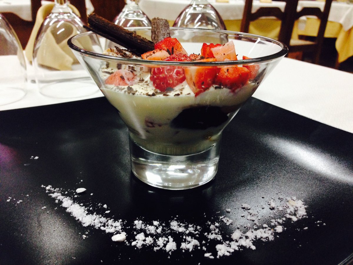 RESTAURANTEEDEN's tweet photo. Tiramisu de fresas con chocolate https://t.co/YAxlqB3bx7