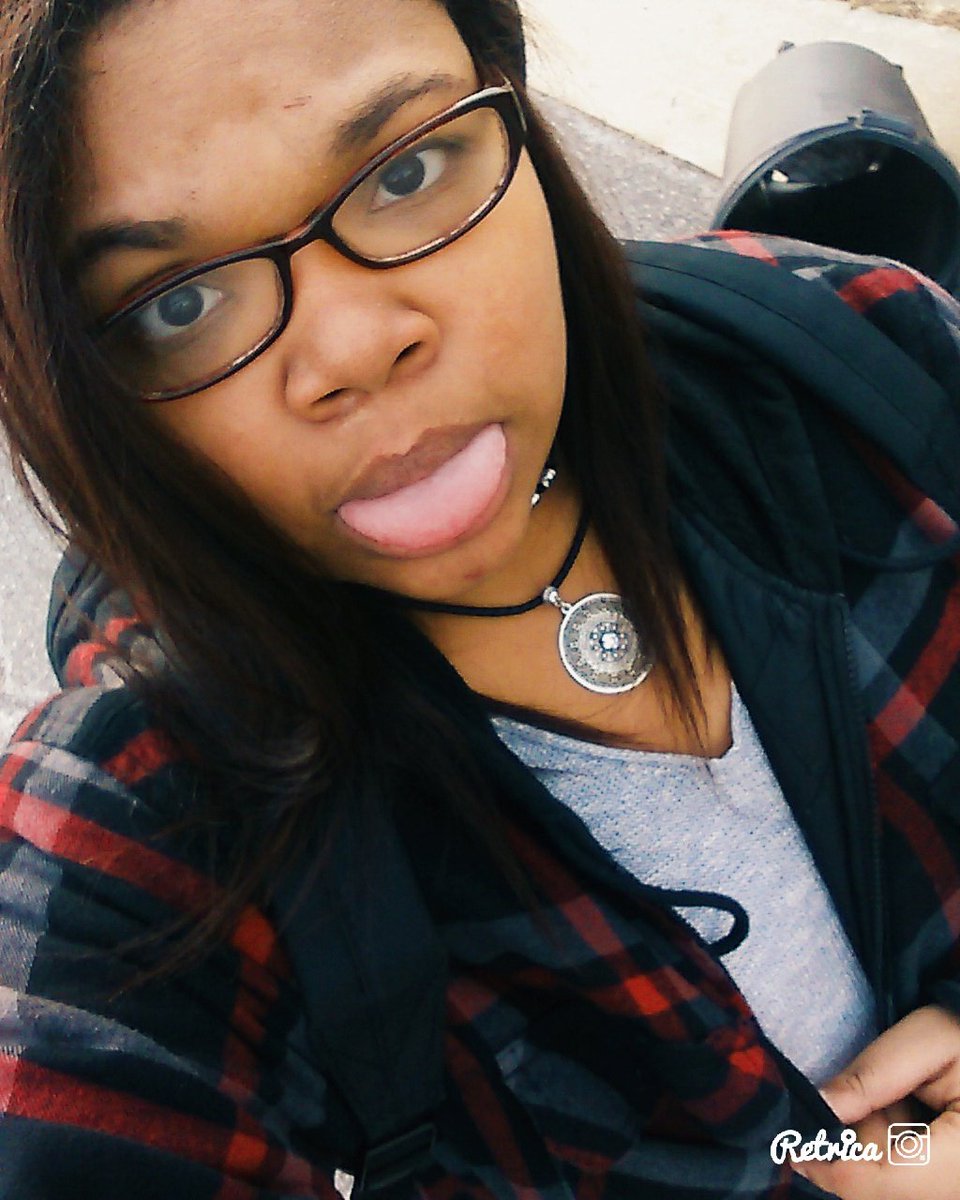 ChataraC's tweet photo. Apparently I'm emo ( as my mom said) because of my choker xD https://t.co/yzxmmRCkvq