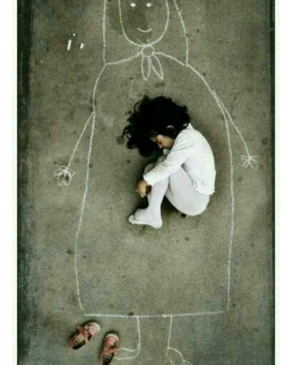 <전쟁이냐 평화냐..결국 국민이 선택합니다>
전쟁고아가 고아원 바닥에 죽은 엄마 그림을 그려놓고 그 품속에서 잠든 사진..가슴이 미어집니다ㅠ