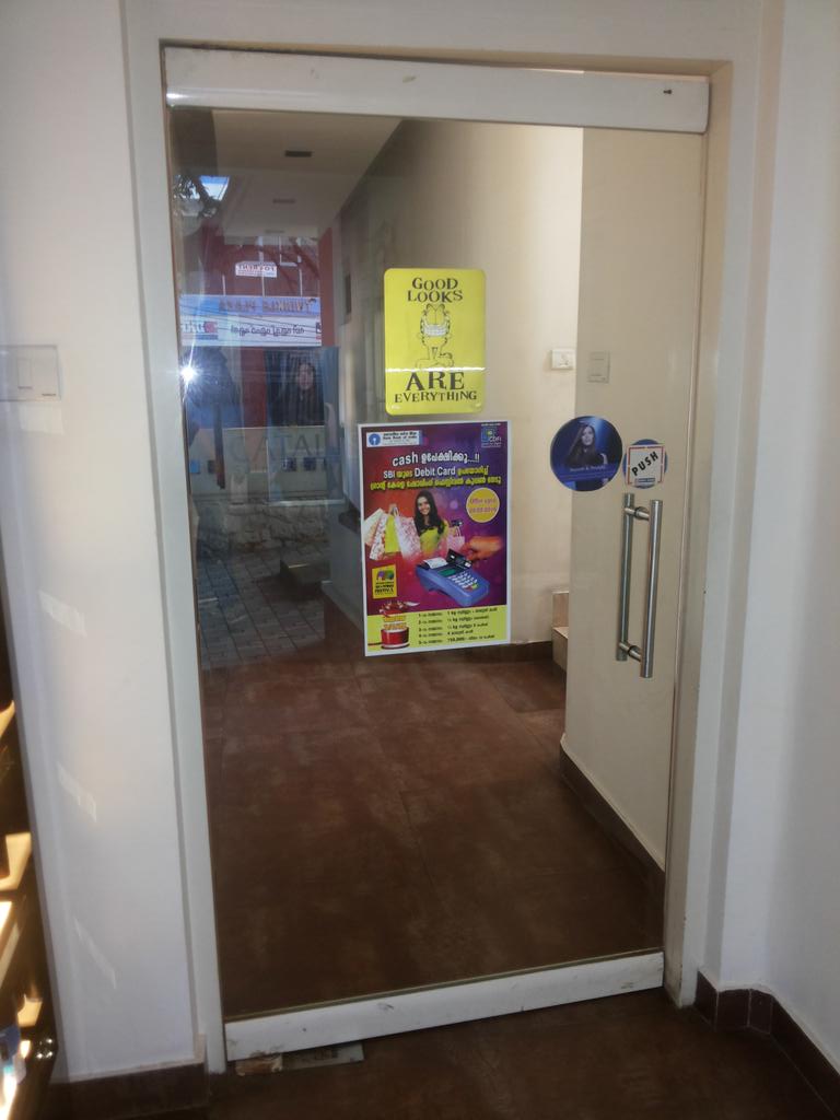 R__Venugopal's tweet photo. #gocashless promo by State Bank of India for Grand Kerala Shopping Festival 2015 @IndiaCDFI https://t.co/ef1dJKFzPC
