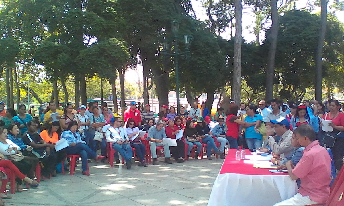 OBESUCREH's tweet photo. Diputados Chavistas de Sucre discuten #LeyDeAmnesiaCriminal en la calle con el pueblo @PintoPSUV @EdwinRojasM https://t.co/VTfoVaIlLg