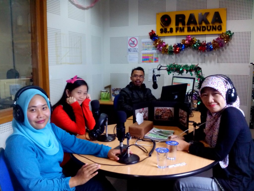 rakafm_bandung's tweet photo. #NOW Simak Kisah Perjalanan Ibu Inggit Garnasih w/ @lelymei &amp; @dwierline bersama @RianPatmos dalam #AmazingWestJava https://t.co/YfmLmBQ27c