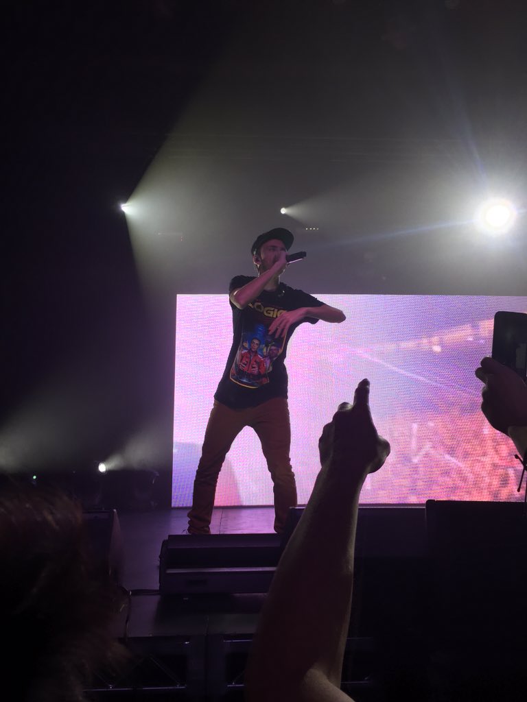 DallanCarlson's tweet photo. PEACE LOVE AND POSITIVITY!!!shoutout to @Logic301 for the sickest show ever! https://t.co/H32vN3bVCO