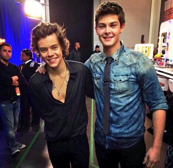 harrymoonchild's tweet photo. it's so strange seeing people taller than harry because he's so tall himself it just makes him look small and tiny https://t.co/bPLhmq7hQW