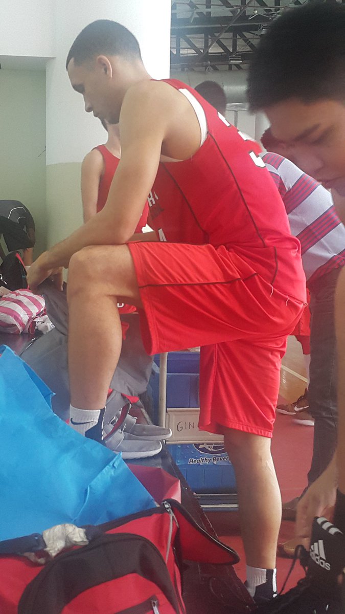dbuzzketball's tweet photo. @kingchrisellis1 prepares for practice at ccf now https://t.co/9y4xSi7lCk