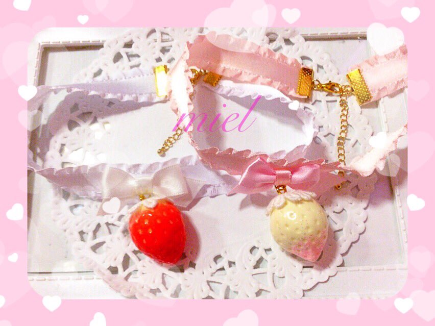 Handmade_miel's tweet photo. 🎀新作🎀

人気の白いちごちゃんをチョーカーにしてみようとずっと思っていて、やっと作りました🍓
最初白いちごだけだったんですが、白×赤もかわいいかも💗と赤🍓も追加で作ってみました🐰💕

#ハンドメイド
#フェイクスイーツ https://t.co/GJ6xxSinHl