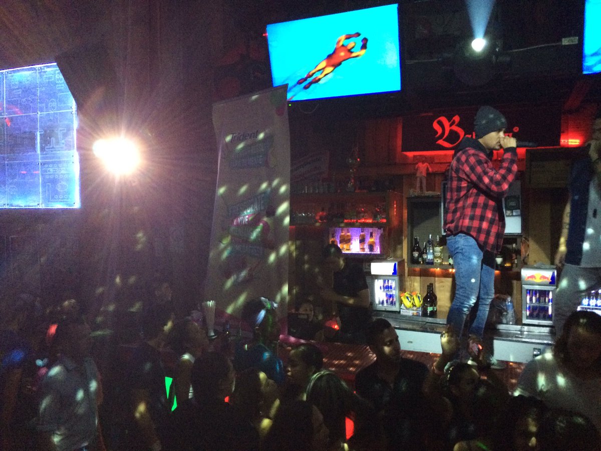 JuanDaLotero's tweet photo. Así se vive el #megafresh en Babylon con todo el equipo de @LaMegaMedellin https://t.co/nbMhUbYfpr