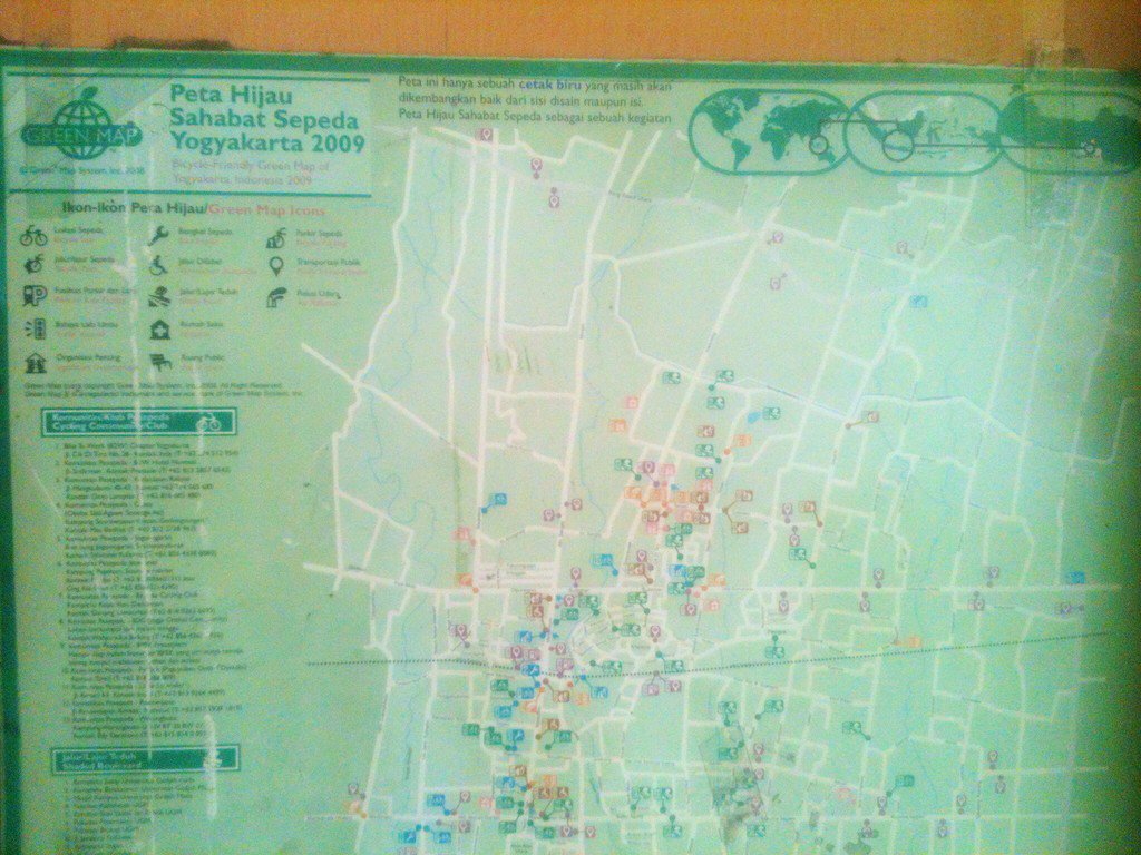 Takjub. <a href="/PetaHijau/">Green Map Indonesia</a> Sahabat Sepeda #Jogja msh terpasang di dinding workshop Adi Mitra. Karya bersama di 2008-2009 :)