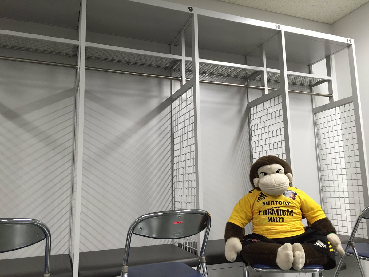 サンゴリアス君 No Twitter だいぶ雨が降ってきちゃったので僕はロッカールームで待機中 やんでくれないかなぁ E 味スタのロッカーは広くてキレイでしょ サントリーカップ タグラグビー 味の素スタジアム 雨に弱いゴリラ T Co Fi2e78wizt