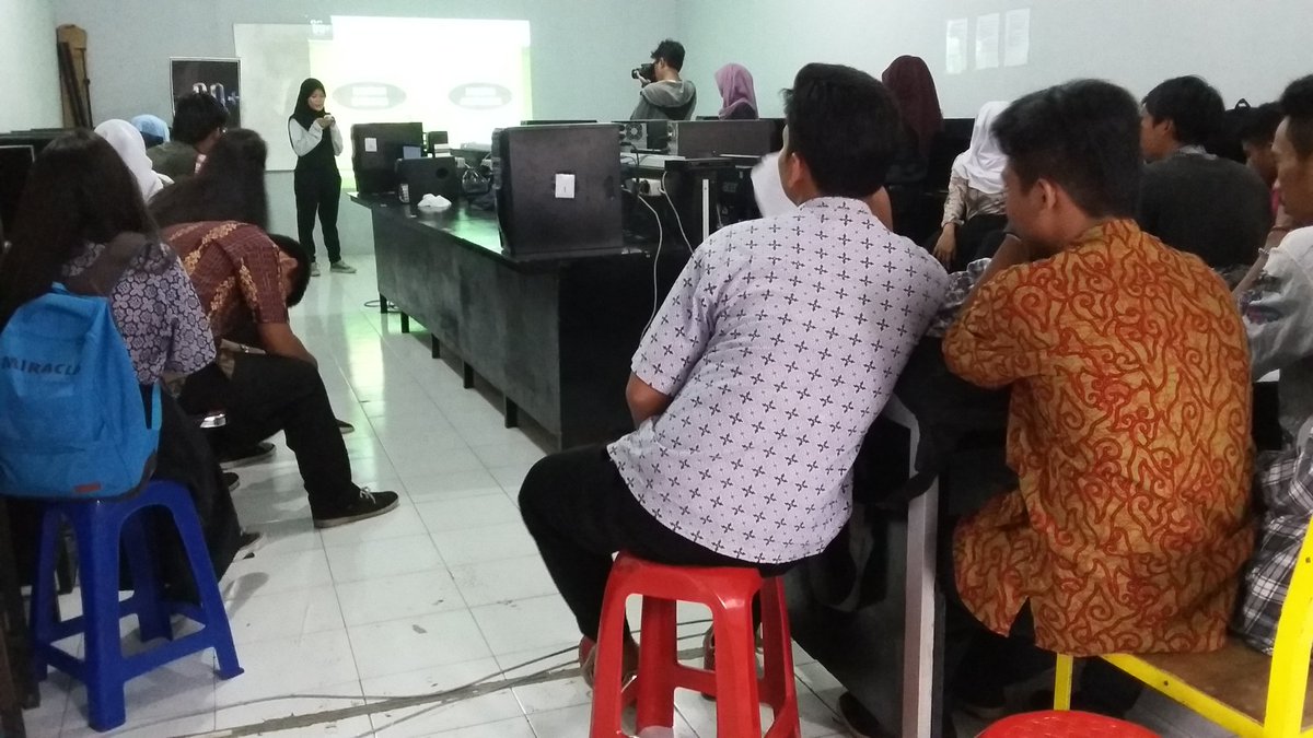 febrimarlinas's tweet photo. Antusias siswa SMP BUDI BAKTI mendengarkan materi mengenai sampah @EHdepok #EHDGTS https://t.co/ZVWWufYUaQ