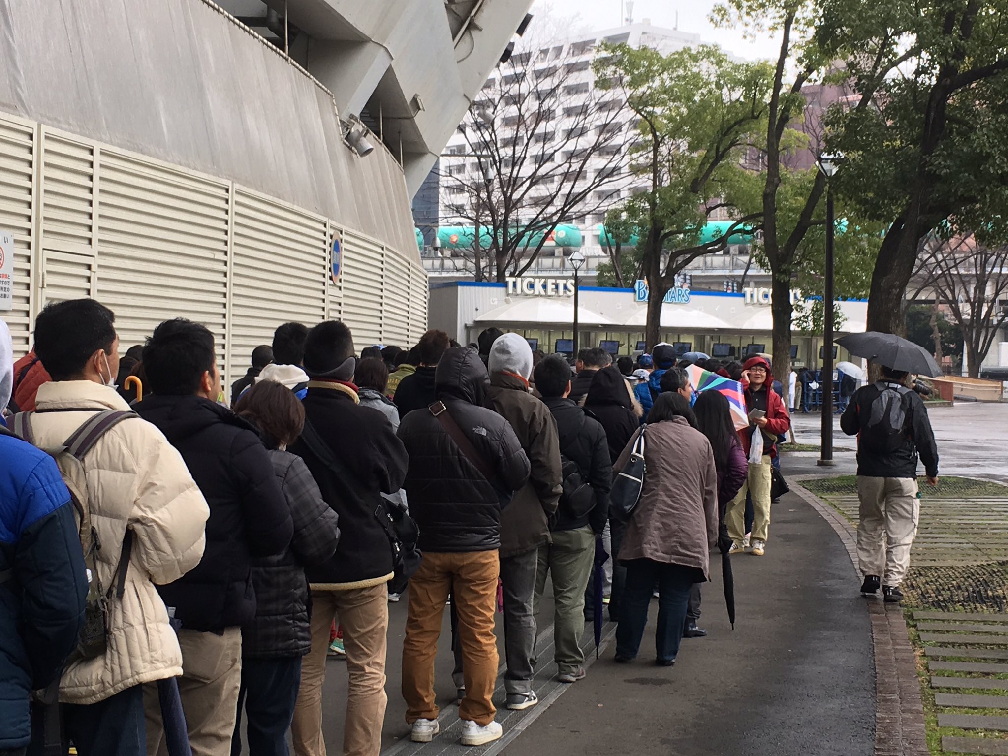 在華坊 横浜スタジアム 今日から3月4月の一般チケット販売なんですが 時間を区切った整理券 そんなもんあったのか の指定通りの時間に来ても2時間3時間押しで 今から来てもどうしようもない状態のようです T Co 1jjz2d3j Twitter