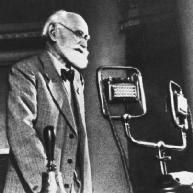 dogg_man49's tweet photo. Thanks to @NobelPrize for the award in Physiology and Medicine in 1904 for all my work. #dogs #hardworkpaysoff https://t.co/gQNgrYF1tj