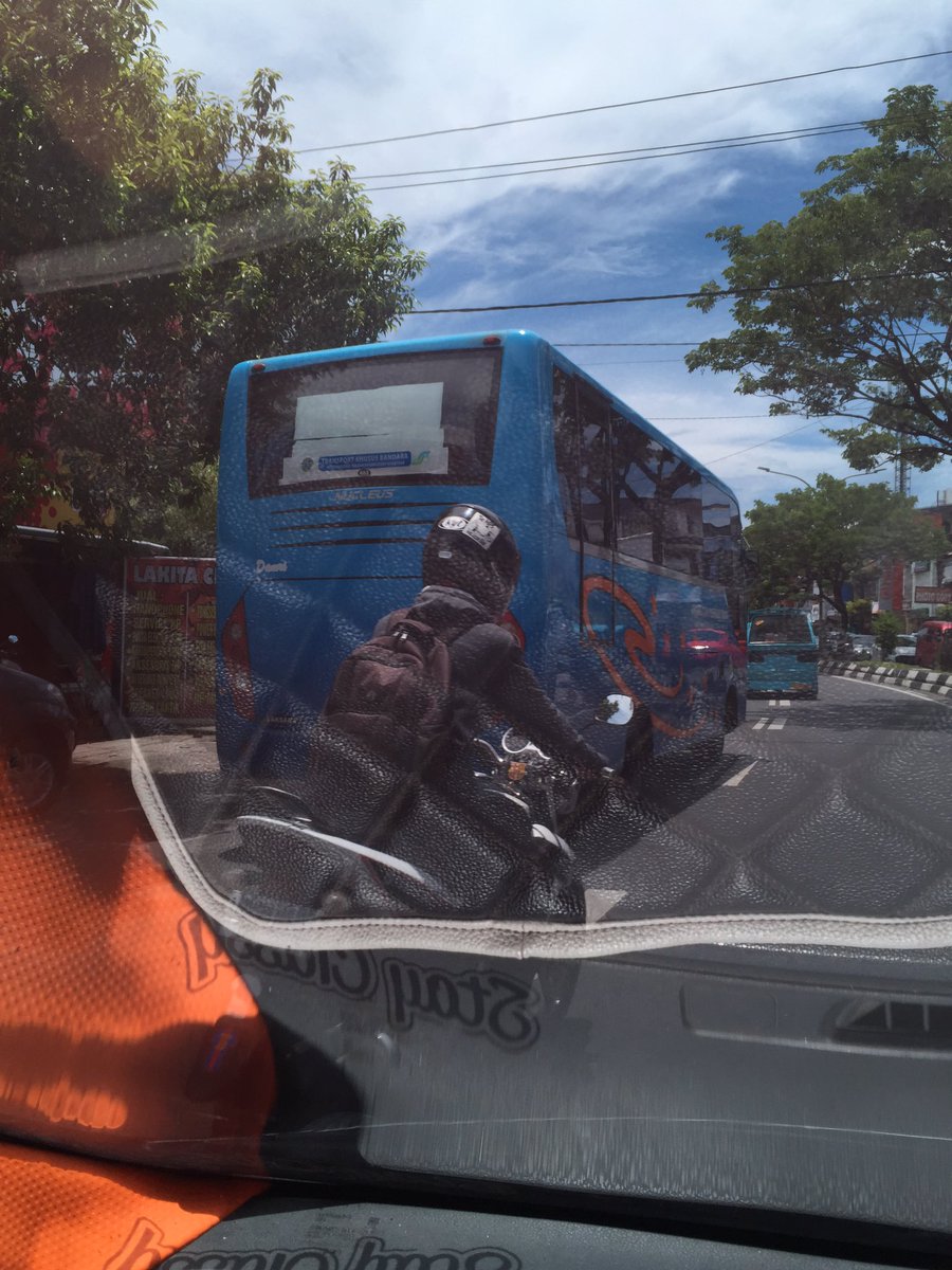 daeng_kanang's tweet photo. Damri DD7621AB NO Lambung 4999 Ngebut di Jl Urip depan Kantor Tata Ruang #membahayakan @DP_dannypomanto @Daeng_Info https://t.co/EwYWw8Pwex