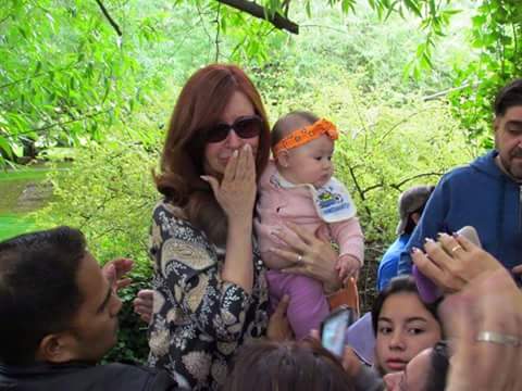 FakuCabreraOk's tweet photo. CFK salio de su residencia para agradecer los saludos x su cumpleaños #FelizCumpleCFK #teextraño @CFKArgentina https://t.co/nPJopS1S1Z