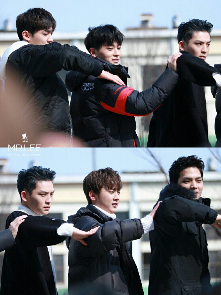 오늘 미니팬미팅에서 신박한 포즈로 단체사진 찍은 아이돌.jpg | 인스티즈