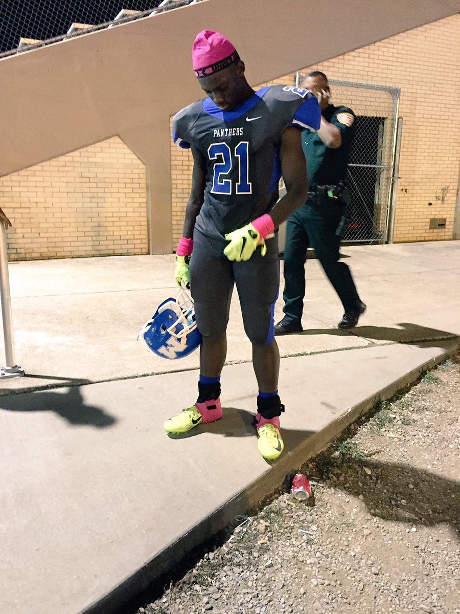 jaythadon__'s tweet image. He told me,"Purp when you leave imma carry on  21 and be raw with it just like you." He was up next man #RIP20 💙🏈