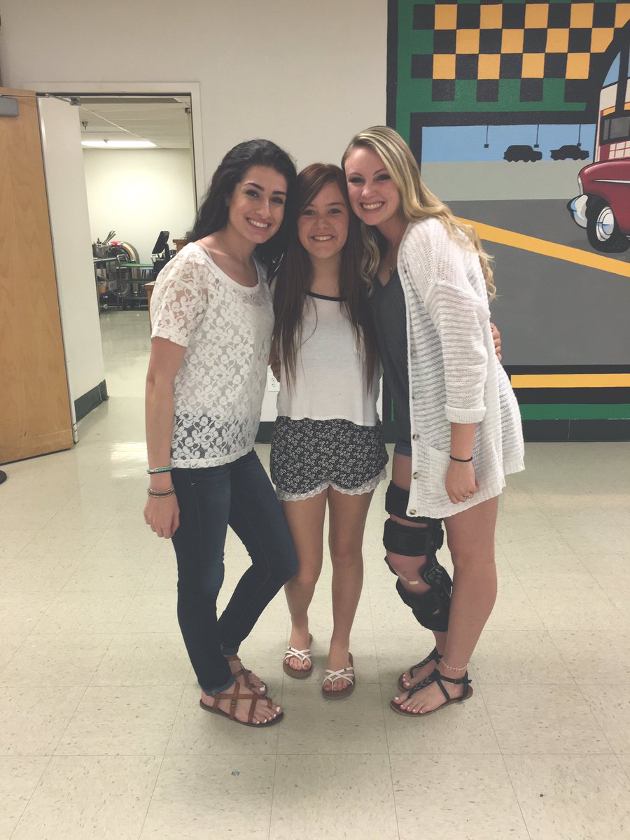 tbh_its_zoeeyy's tweet photo. Great night with these girls #dutchdate ❤️ and gonna miss soccer💕 https://t.co/6yrFXoFsC5