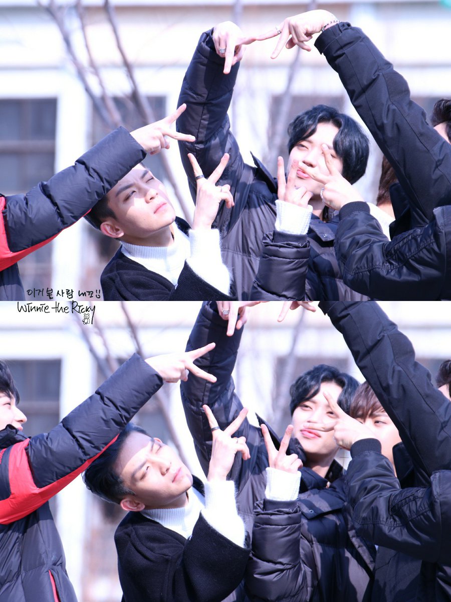 오늘 미니팬미팅에서 신박한 포즈로 단체사진 찍은 아이돌.jpg | 인스티즈