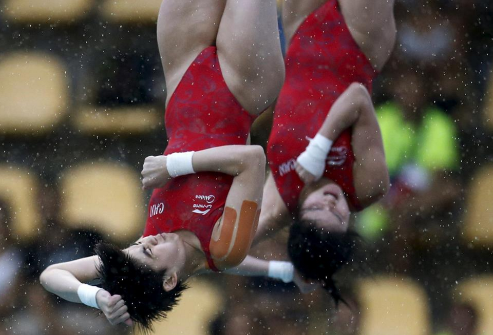 XHNews's tweet photo. China's world champions Chen Ruolin/Liu Huixia win 10m platform synchro at #DivingWorldCup, a #Rio2016 test event. https://t.co/TqQYGyT6hK
