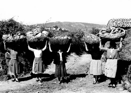 "El pueblo alfarero más auténtico de Europa". Artículo: goo.gl/70p0JP de <a href="/laopinioncoruna/">La Opinión A Coruña</a> <a href="/mostradaoleria/">Olería de Buño</a>