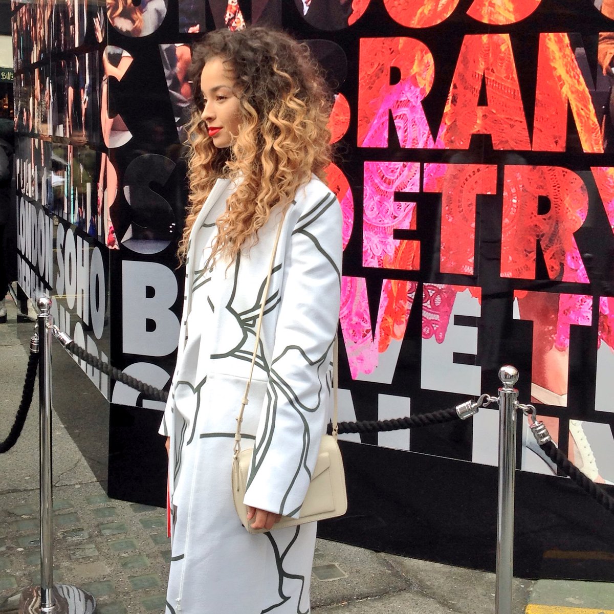 NadinaAzara's tweet photo. @EllaEyre looked flawless this morning @BFC #LFW16 for the @JasperConran show! #amexinvites @AmexUK 😍👌🏽 https://t.co/AKDXCHXDYX