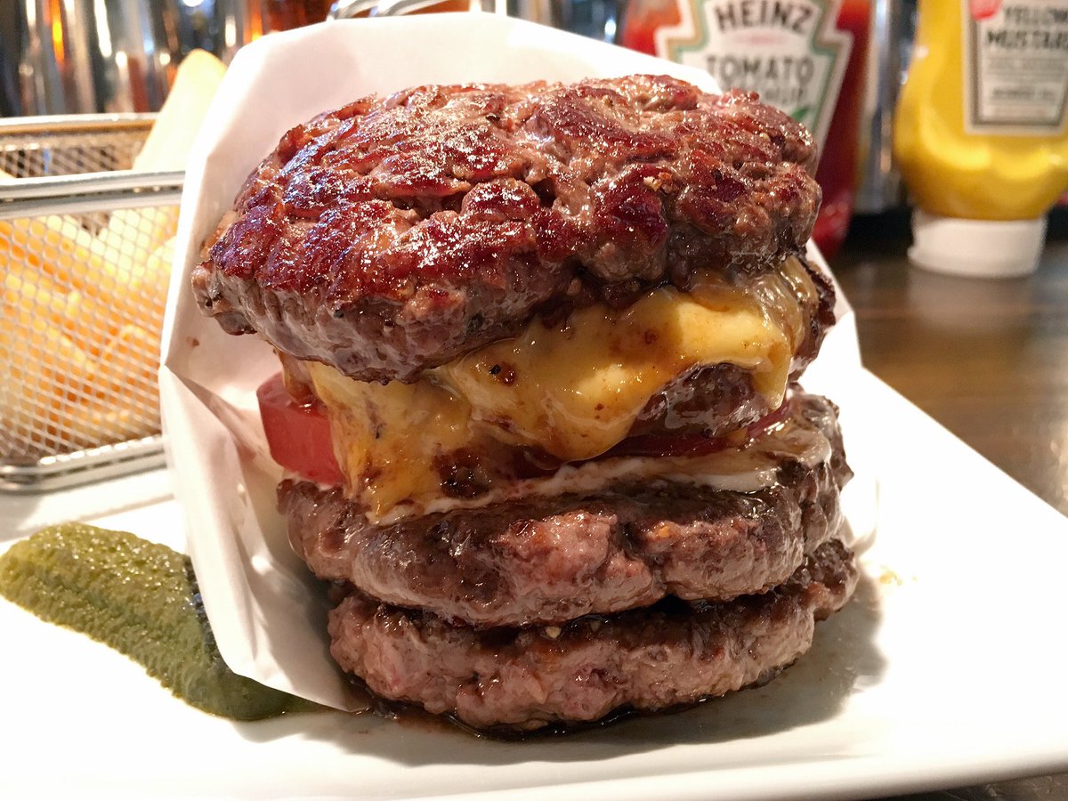 SunriseLead's tweet photo. 肉と肉で肉と肉を挟んできた。「肉を四枚重ねた」ではロマンに欠ける（意味不明）。粗挽き肉の食感といいサイコー。 https://t.co/U8KXCBQ5rp