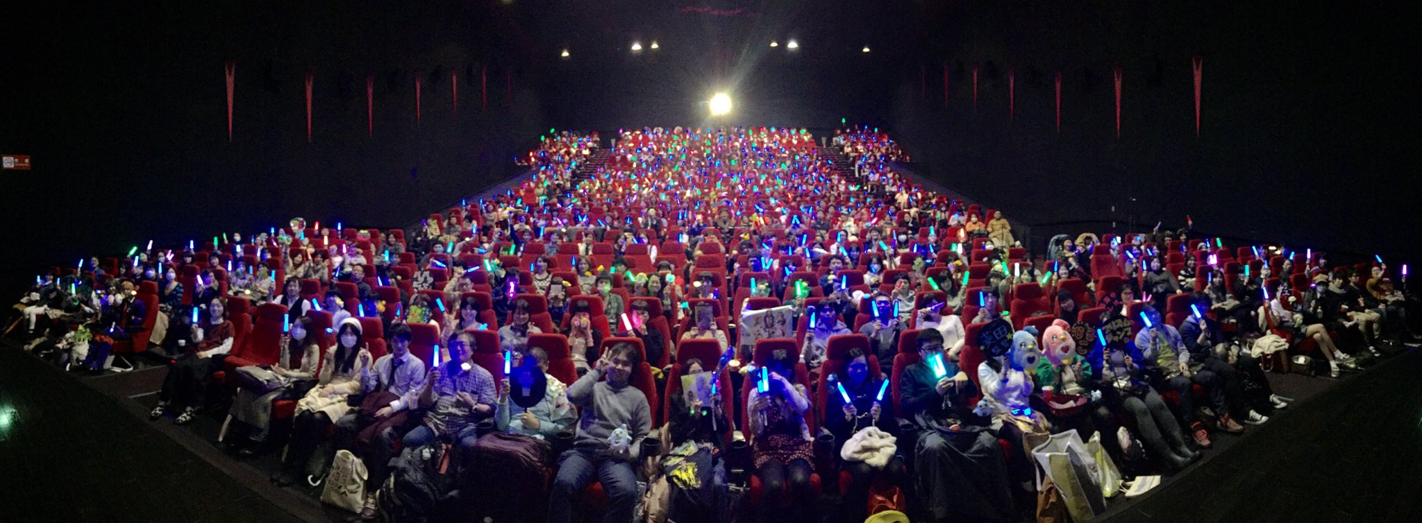 King Of Prism キンプリ 公式 Twitterissa 本日のトーク付上映 プリズムエリートの集い 川崎チネチッタ は キンプリ舞台挨拶史上 最大席数のシアターで行いました 菱田監督から見た壮観な光景は写真の通り T Co Kpbi3d9ofx Kinpri T Co