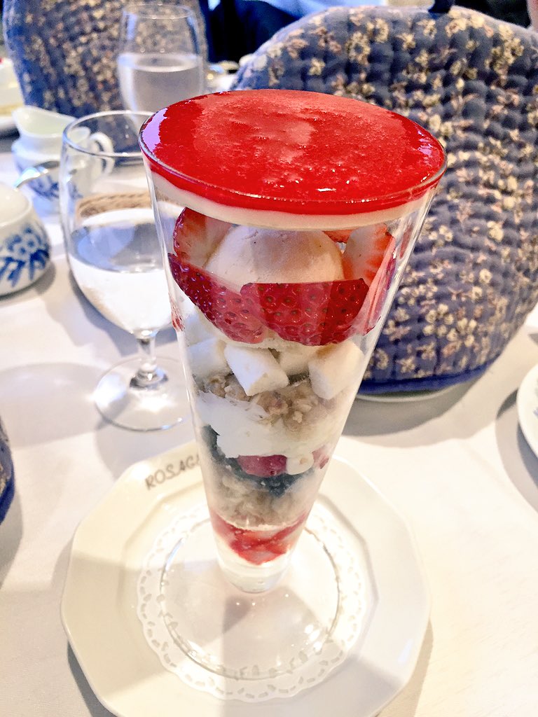 arinacchi's tweet photo. アップルパイできあがり。
でも私が食べたのはイチゴパフェです。ホワイトチョコレートのフタをスプーンで割るというお楽しみつき。
芦ノ湖にある山のホテルのカフェです。 https://t.co/Shwhf3oaC8