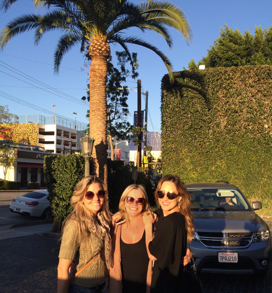 ClaudiaLeitte's tweet photo. Eu, elas e a palmeirona! 😂🌴 https://t.co/EwuYCZiarE