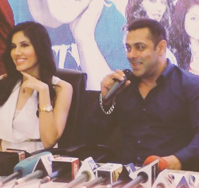 OYERJALOK's tweet photo. #Sultan @BeingSalmanKhan with @SonnalliSeygall for Surat Event. All smiles 😬 #DaBangLive #pressconference #liveshow https://t.co/oIT0rQyvA1