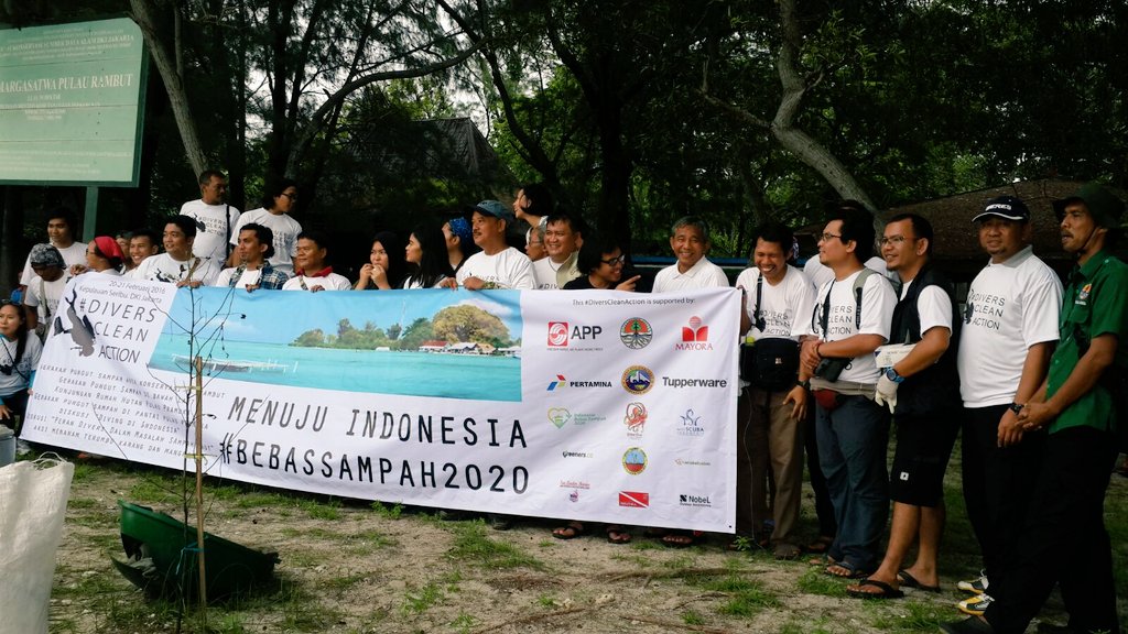 AidaGreenbury's tweet photo. Together, clean the rubbish, with #DiversCleanAction, BKSDA Jakarta, at #PulauRambut Bird Sanctuary #BebasSampah2020 https://t.co/XZ39qUVOLI