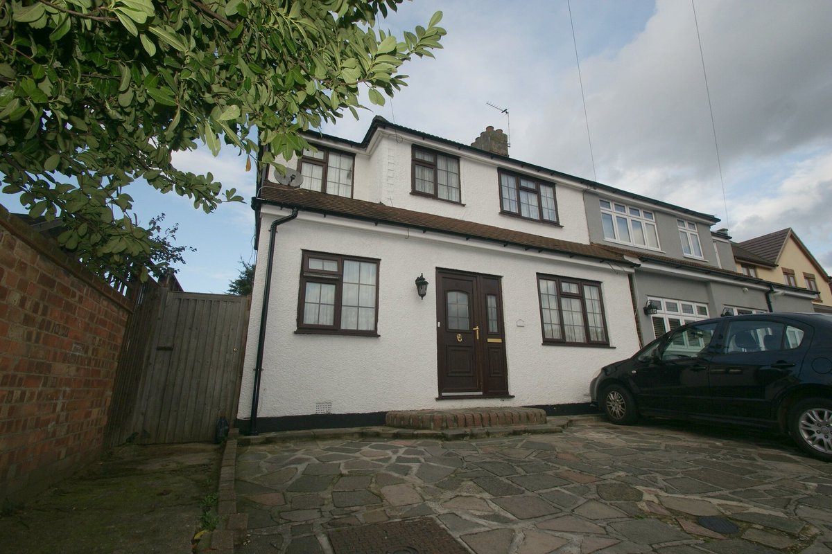 GBPESTATES's tweet image. #LETTINGS Gordon Avenue #Hornchurch #Essex 2 Bedroom detached Bungalow £1,395pcm available now call us @GBPESTATES