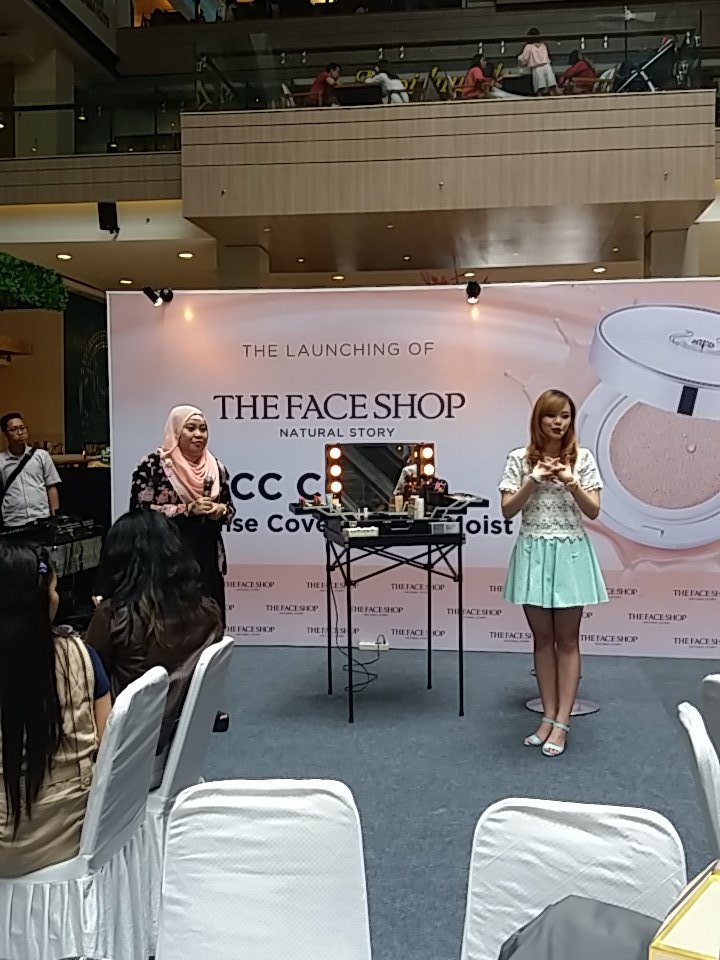 KawaiiBeautyJP's tweet photo. It's happening right now! Beauty workshop @TheFaceShopID with @JeanMilka . Temanya party makeup 🎉 #CCWorkshop https://t.co/12rWxyjONP