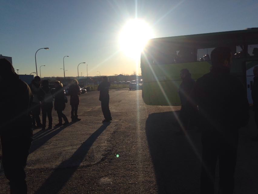 ezkerabertzalea's tweet photo. Gau osoan errepidean pasa ondoren, hasi dira iristen busak kartzeletara! #presoaketxera #abian https://t.co/N3X5l9LNdk