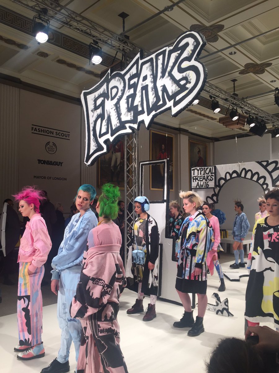quitusingmyname's tweet photo. #LFW dreamz and a street style that gave me life 🌵🌵#aw16 #typicalfreaks #cliopeppiat #streetstyle #fashion https://t.co/nhnzdEsQ37